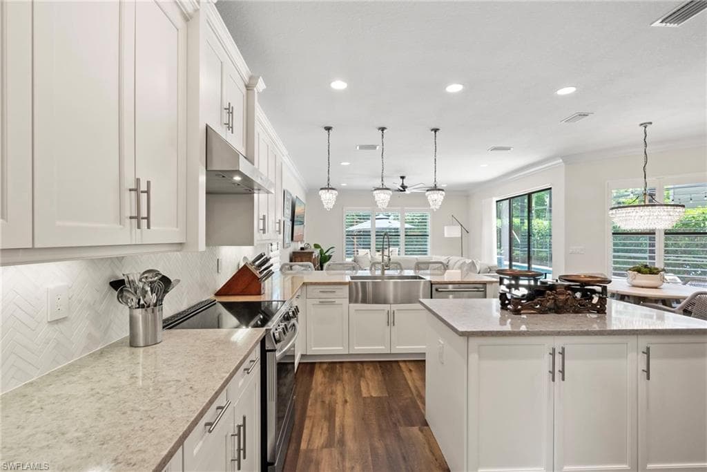 13764 Luna Dr, Naples, FL 34109-13