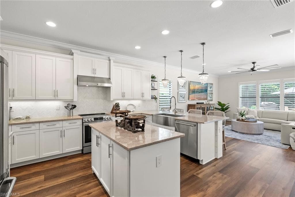 13764 Luna Dr, Naples, FL 34109-15