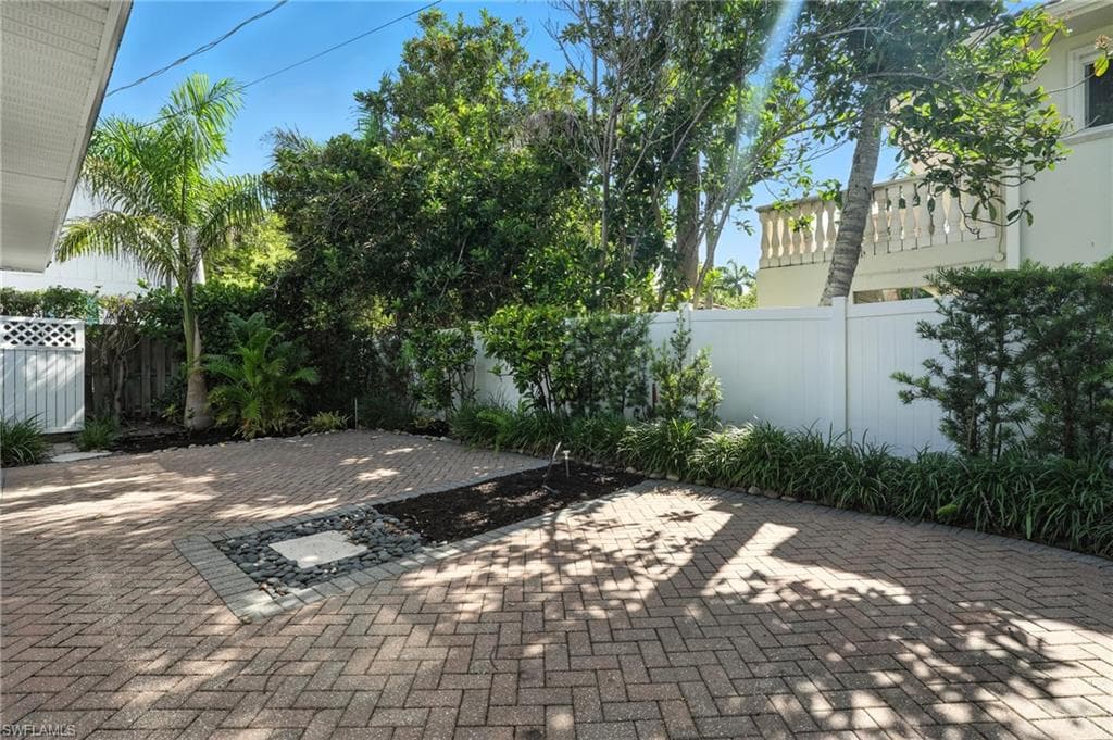 721 9th St S 4, Naples, FL 34102-2