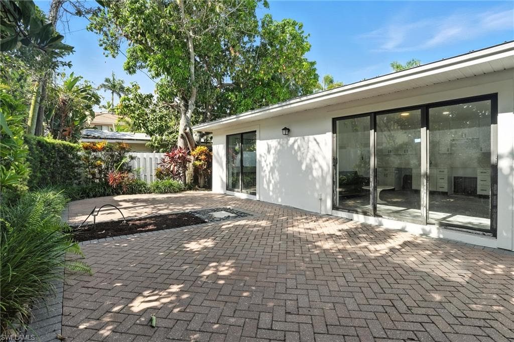 721 9th St S 4, Naples, FL 34102-3