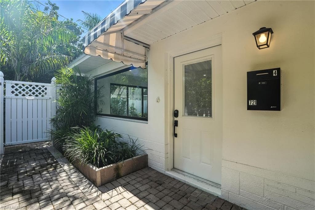 721 9th St S 4, Naples, FL 34102-4