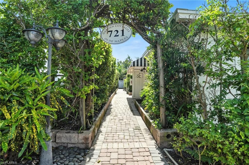 721 9th St S 4, Naples, FL 34102-5