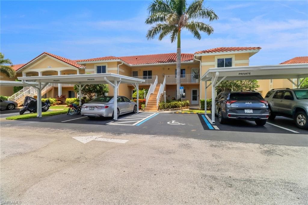 196 Furse Lakes Cir A6, Naples, FL 34104-2
