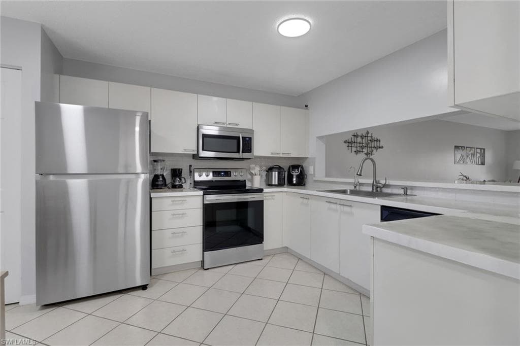 196 Furse Lakes Cir A6, Naples, FL 34104-4