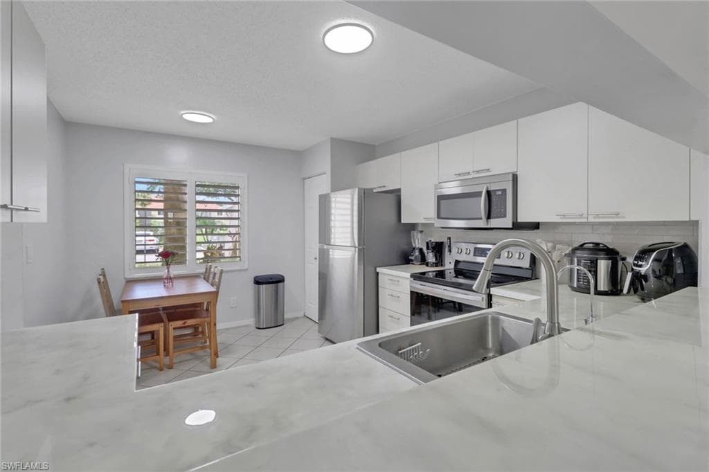 196 Furse Lakes Cir A6, Naples, FL 34104-6