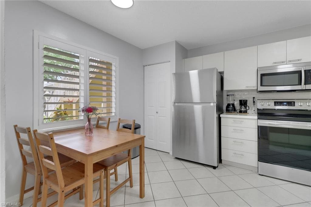 196 Furse Lakes Cir A6, Naples, FL 34104-7