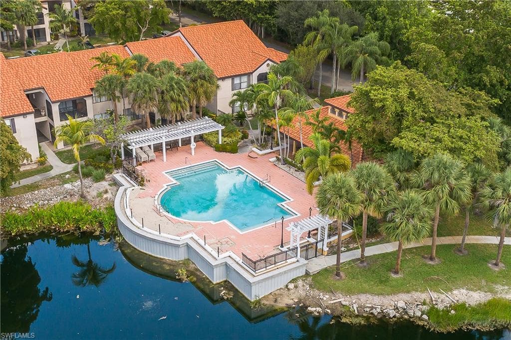 2214 Arbour Walk Cir 2022, Naples, FL 34109-4