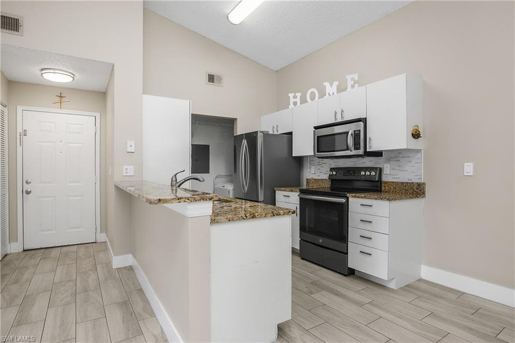 2214 Arbour Walk Cir 2022, Naples, FL 34109-7