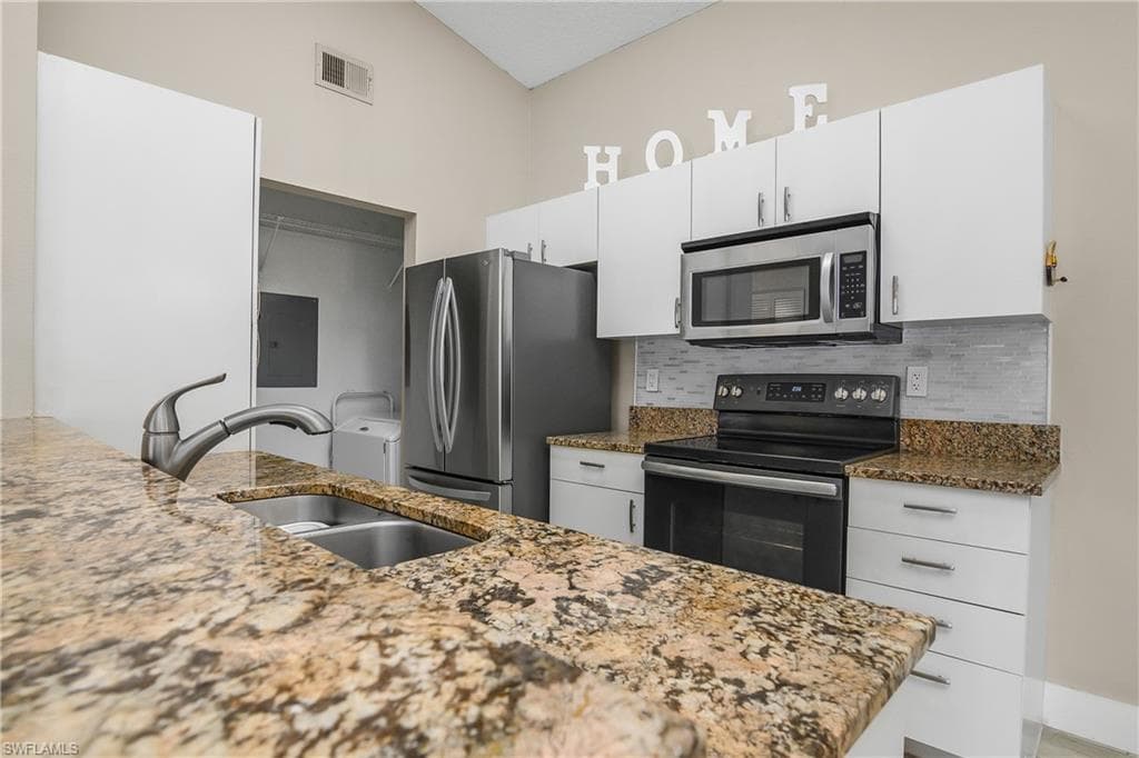 2214 Arbour Walk Cir 2022, Naples, FL 34109-8