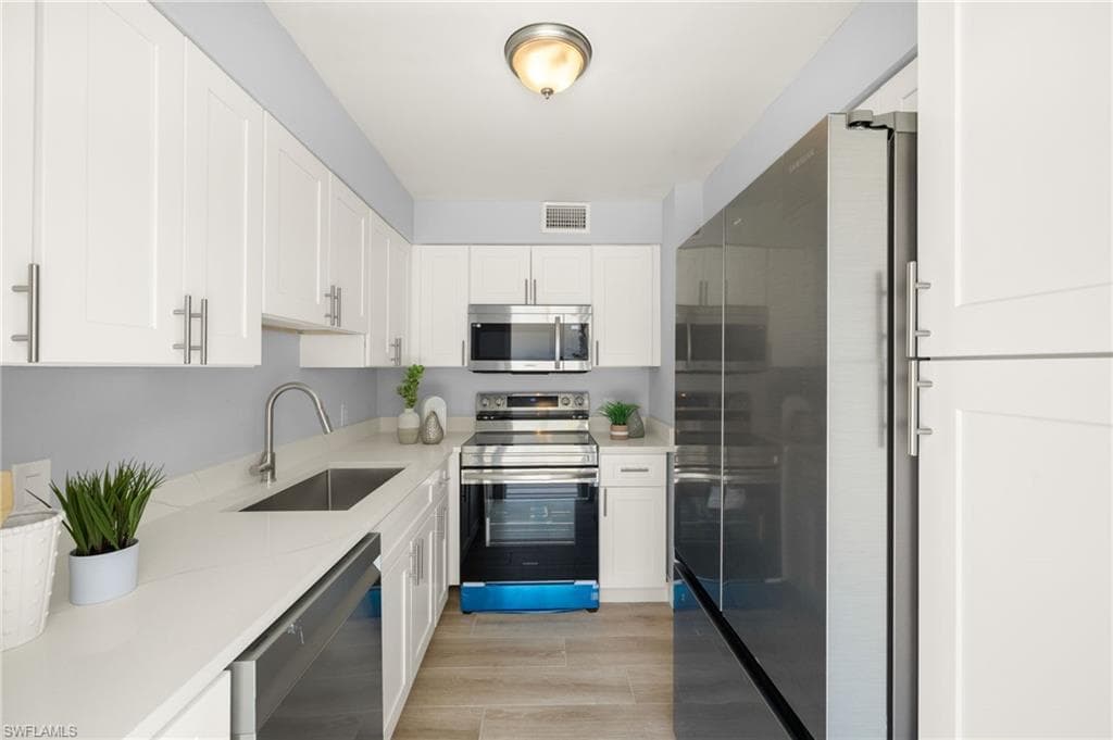 548 Broad Ave S 548, Naples, FL 34102-15