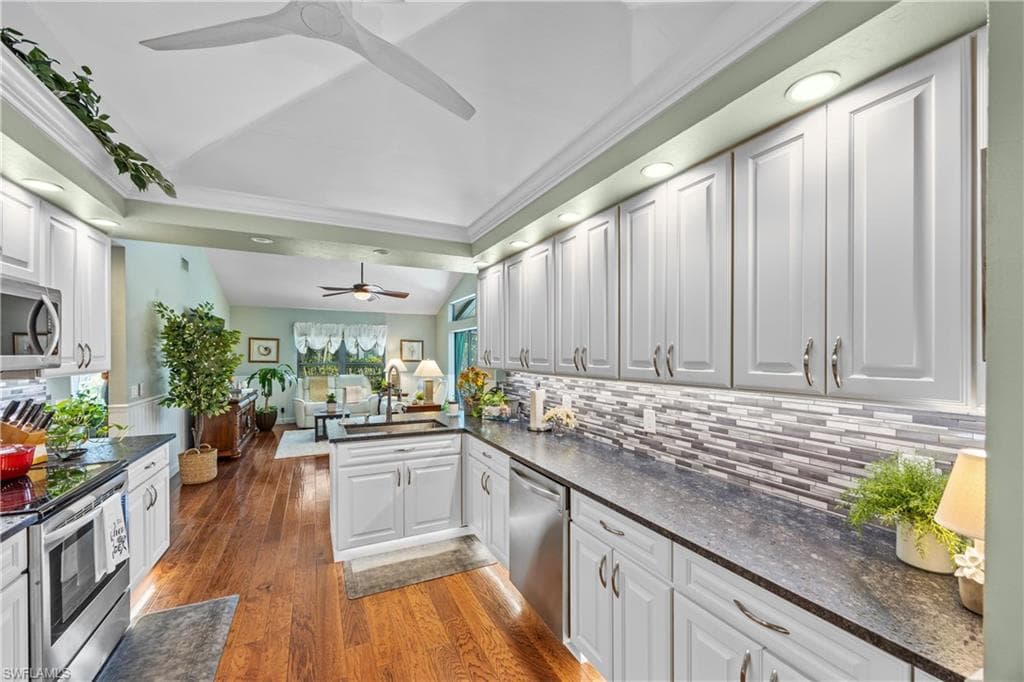 520 Raven Way, Naples, FL 34110-12