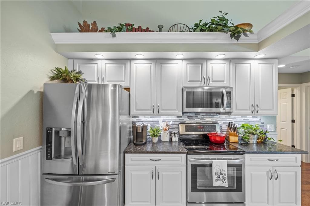 520 Raven Way, Naples, FL 34110-14