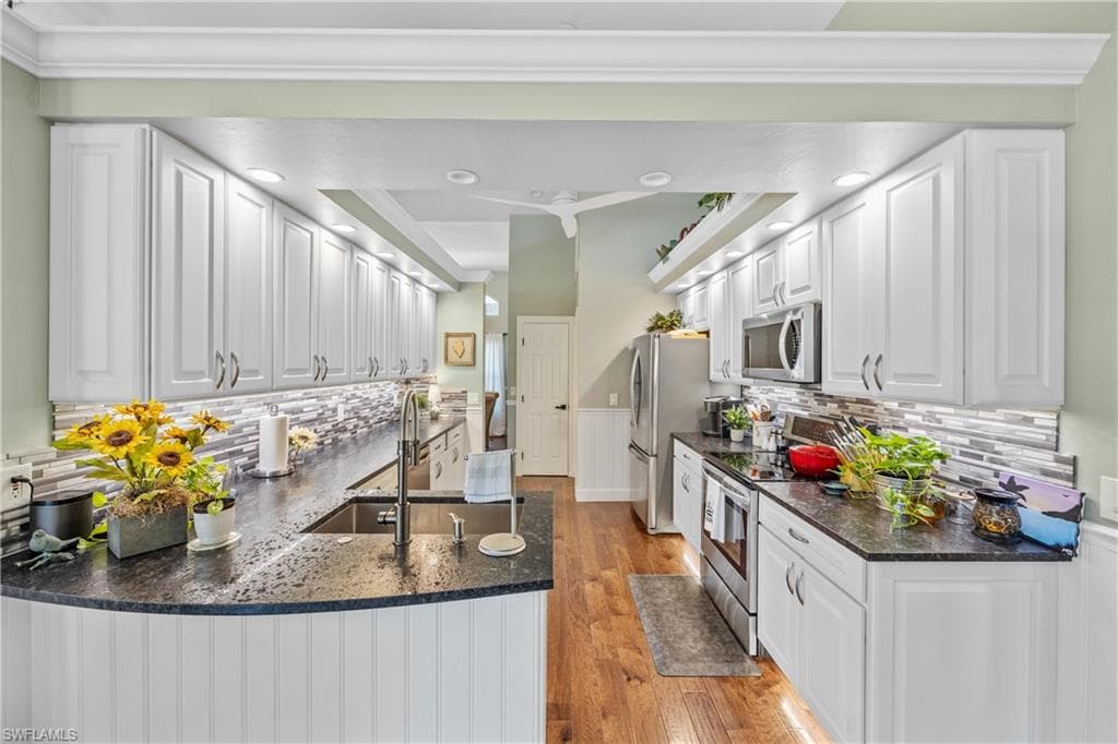 520 Raven Way, Naples, FL 34110-15