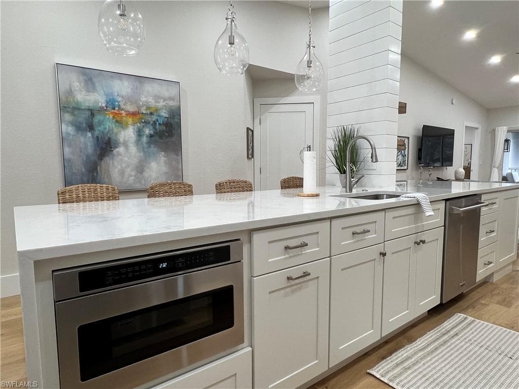 7087 Barrington Cir 201, Naples, FL 34108-25