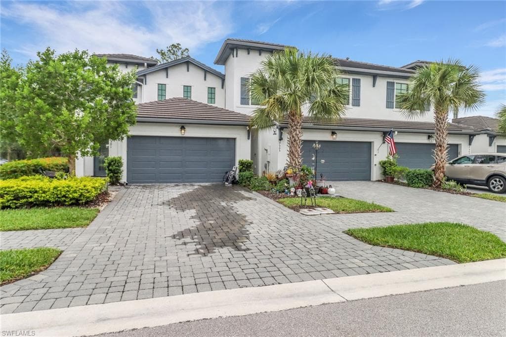 7501 Carnegie Way, Naples, FL 34119-2