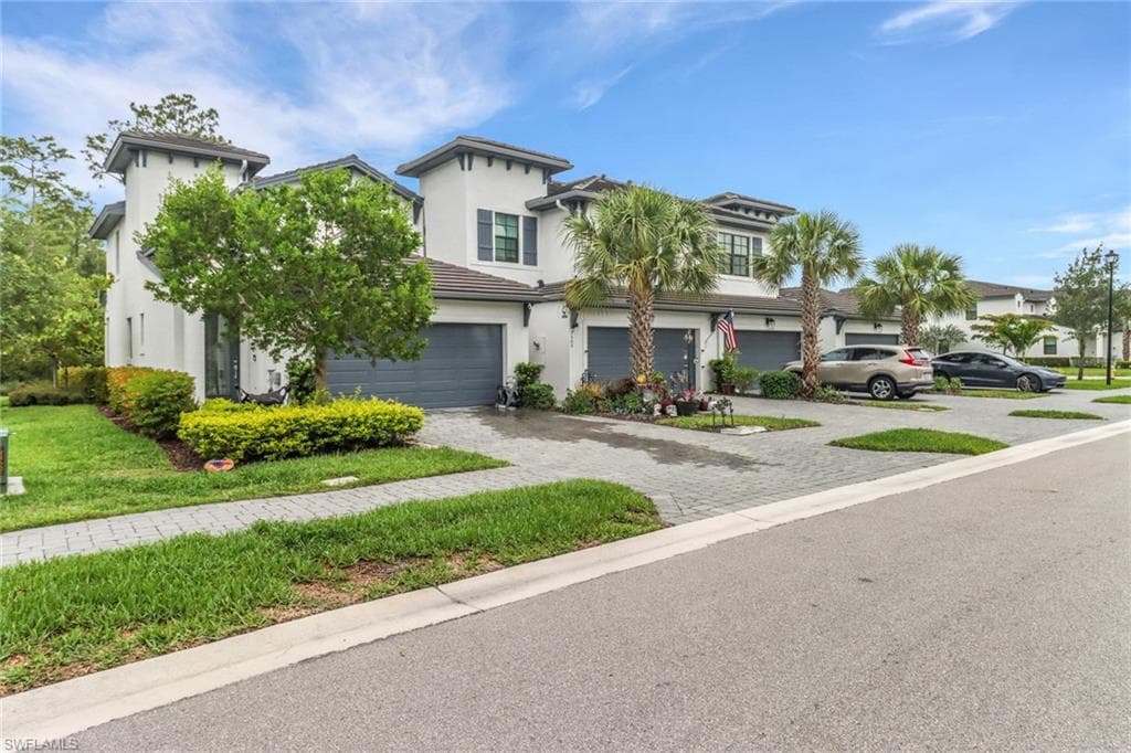 7501 Carnegie Way, Naples, FL 34119-3
