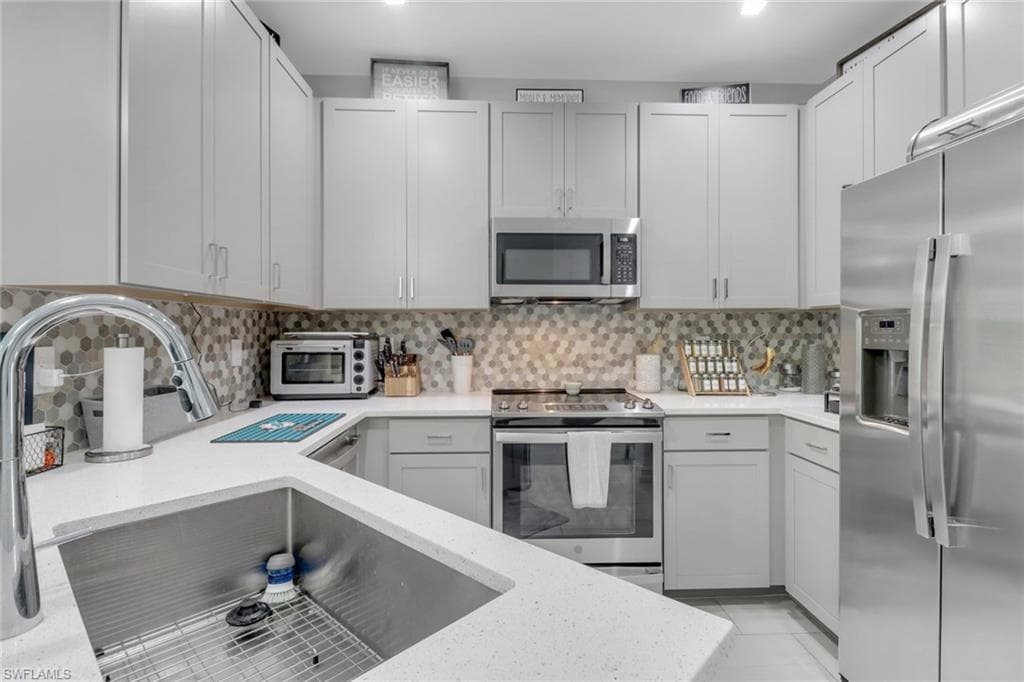 7501 Carnegie Way, Naples, FL 34119-8