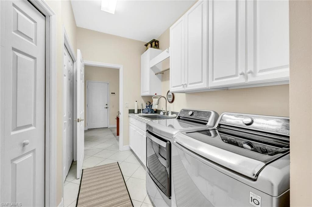 1624 Manchester Ct, Naples, FL 34109-27
