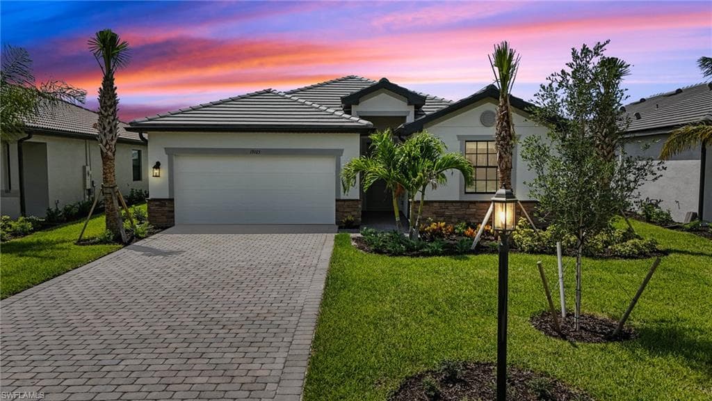 19105 Hinkley Dr, Estero, FL 33928-2