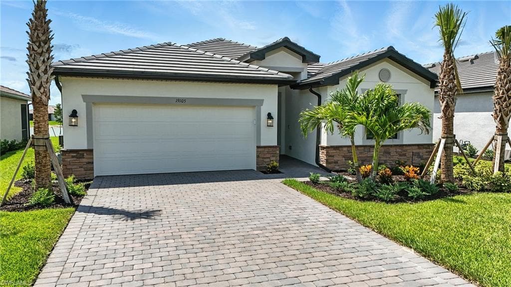 19105 Hinkley Dr, Estero, FL 33928-4