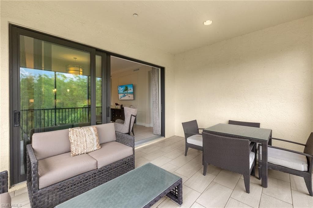 16382 Viansa Way 3-202, Naples, FL 34110-35