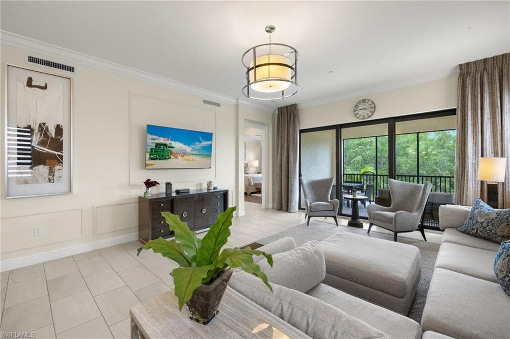 16382 Viansa Way 3-202, Naples, FL 34110-3