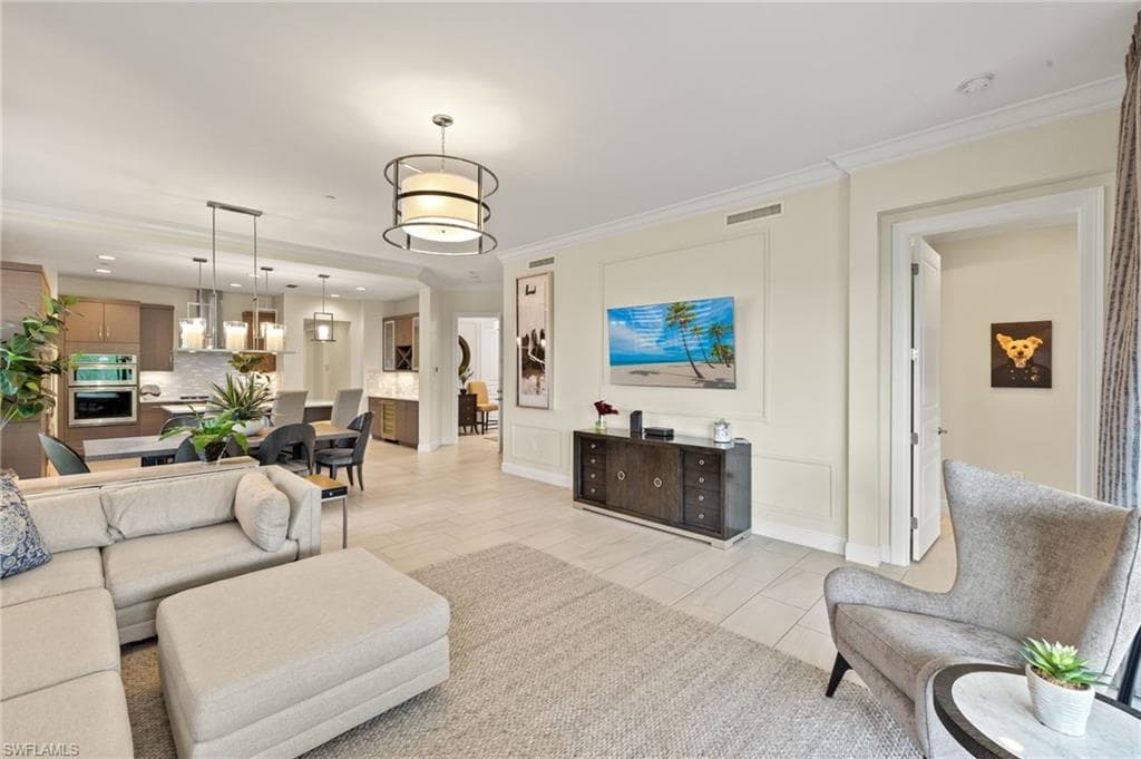 16382 Viansa Way 3-202, Naples, FL 34110-5