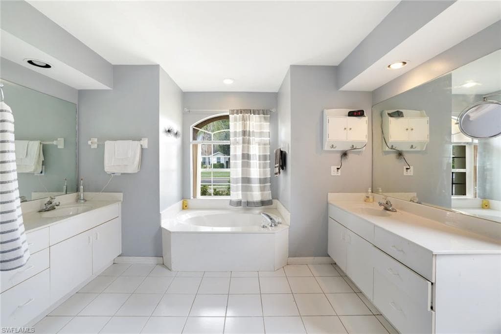 1920 Piccadilly Circus, Naples, FL 34112-17