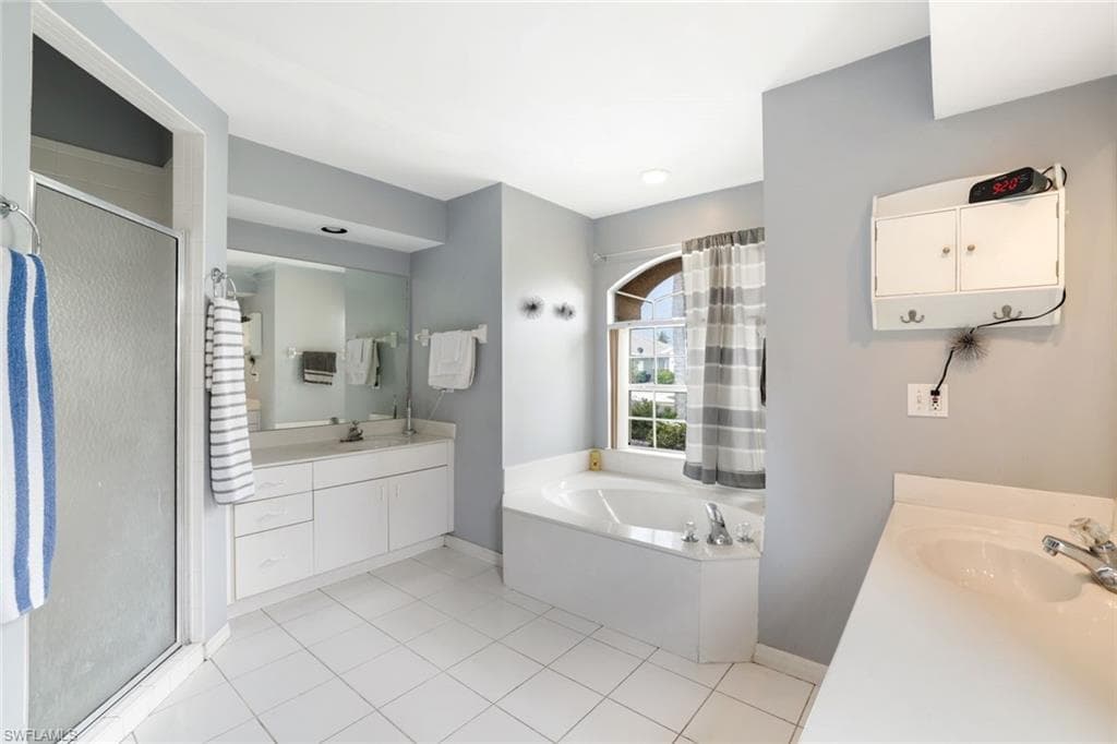 1920 Piccadilly Circus, Naples, FL 34112-18