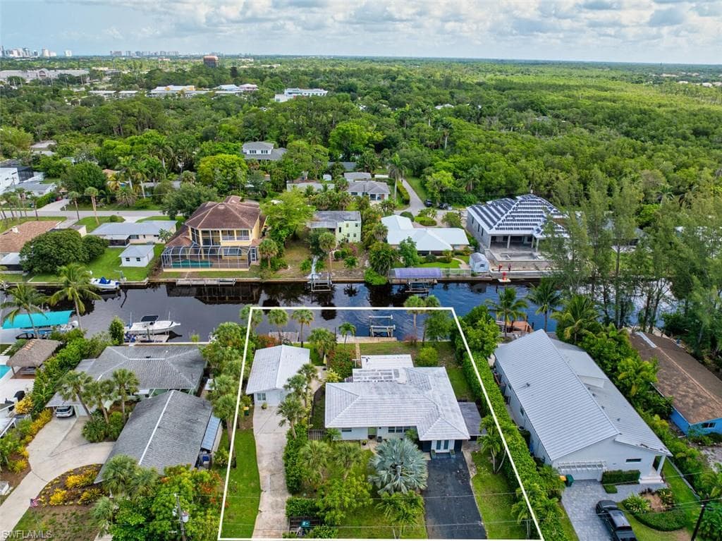 1483 Bembury Dr, Naples, FL 34102-3