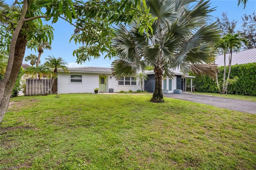 1483 Bembury Dr, Naples, FL 34102-4