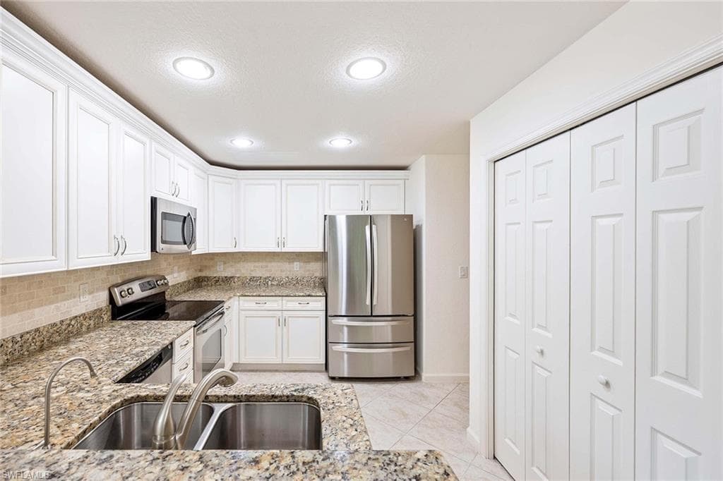 6637 Alden Woods Cir 102, Naples, FL 34113-9
