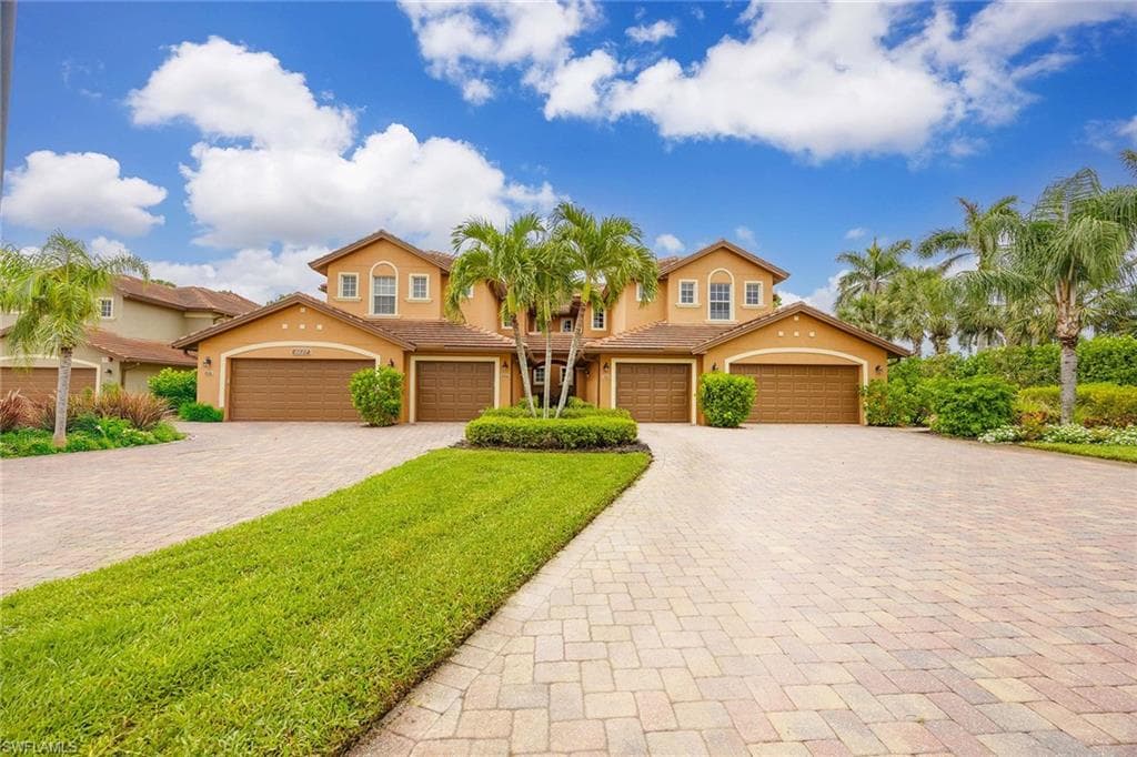 6637 Alden Woods Cir 102, Naples, FL 34113-2