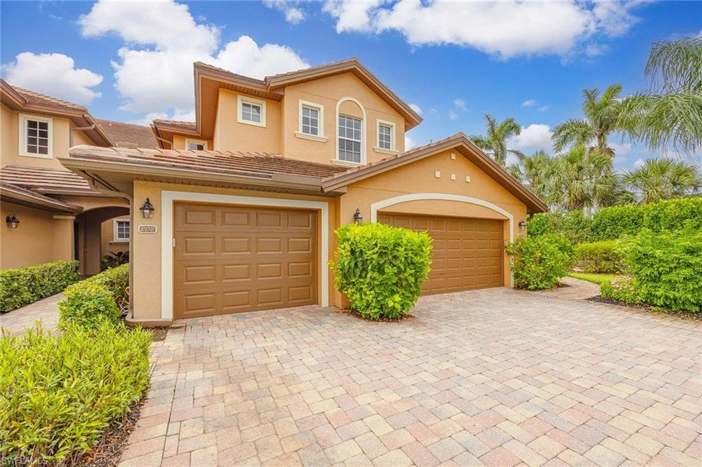 6637 Alden Woods Cir 102, Naples, FL 34113-3