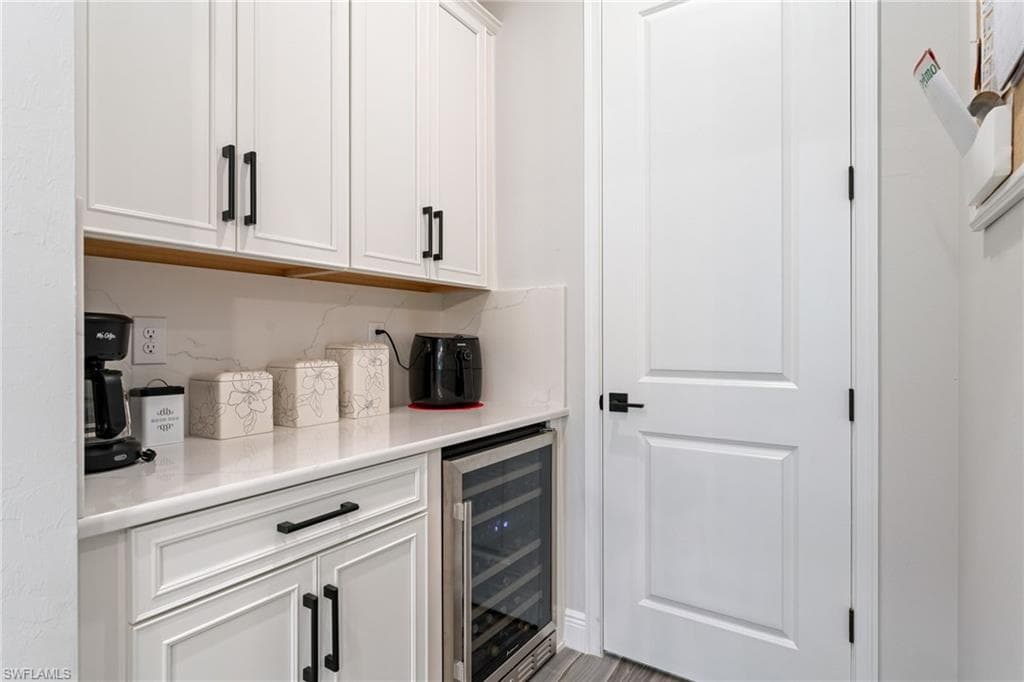 3725 Helmsman Dr, Naples, FL 34120-18