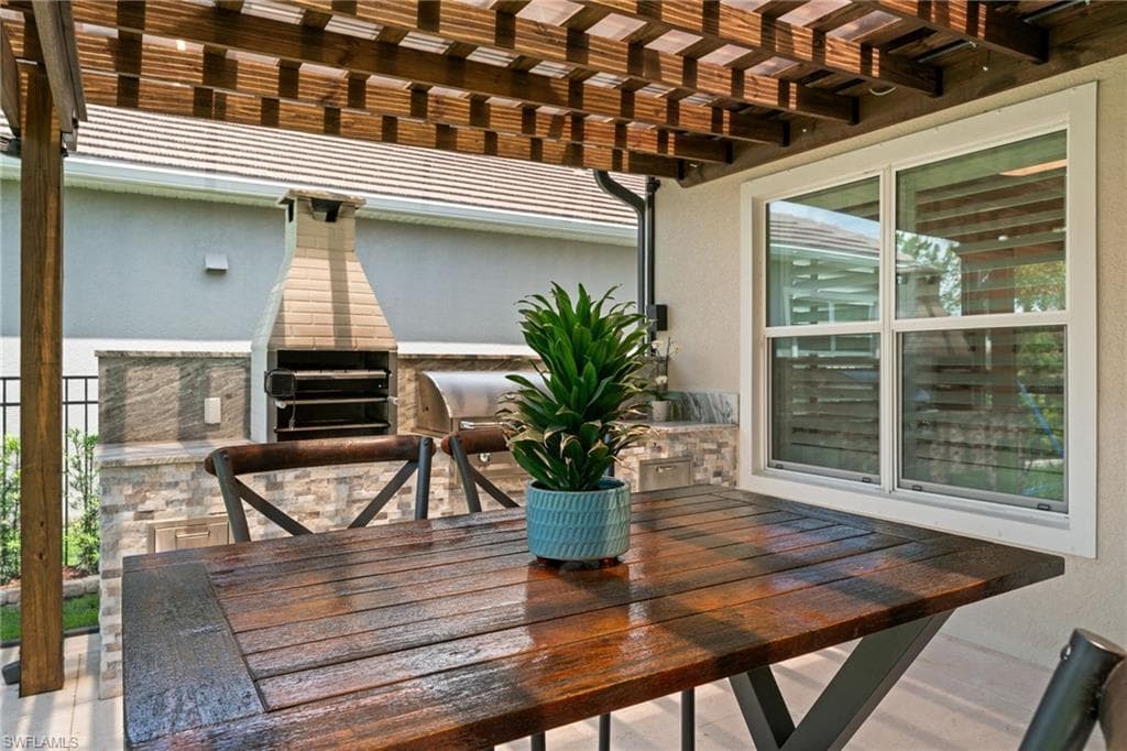 3725 Helmsman Dr, Naples, FL 34120-44