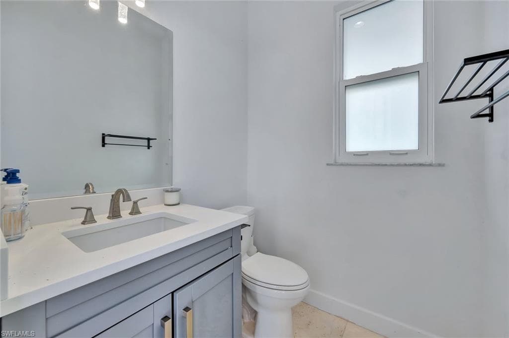 140 37th Ave NW, Naples, FL 34120-22