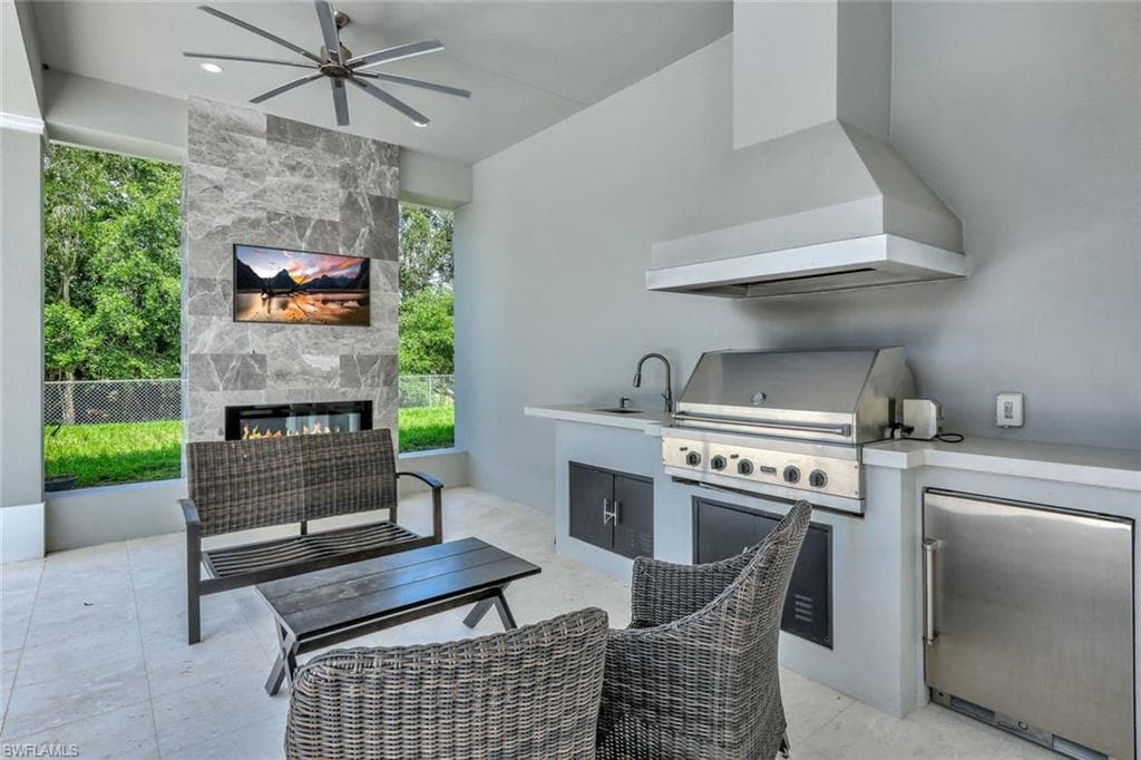140 37th Ave NW, Naples, FL 34120-24