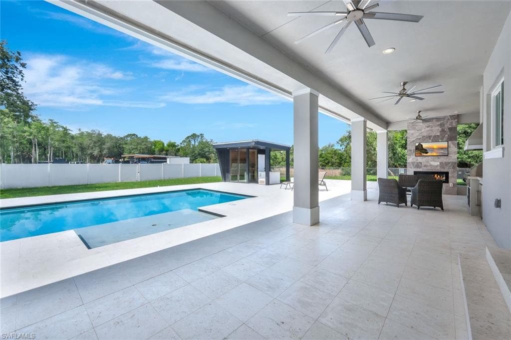 140 37th Ave NW, Naples, FL 34120-26