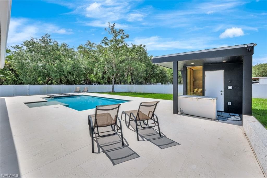 140 37th Ave NW, Naples, FL 34120-27