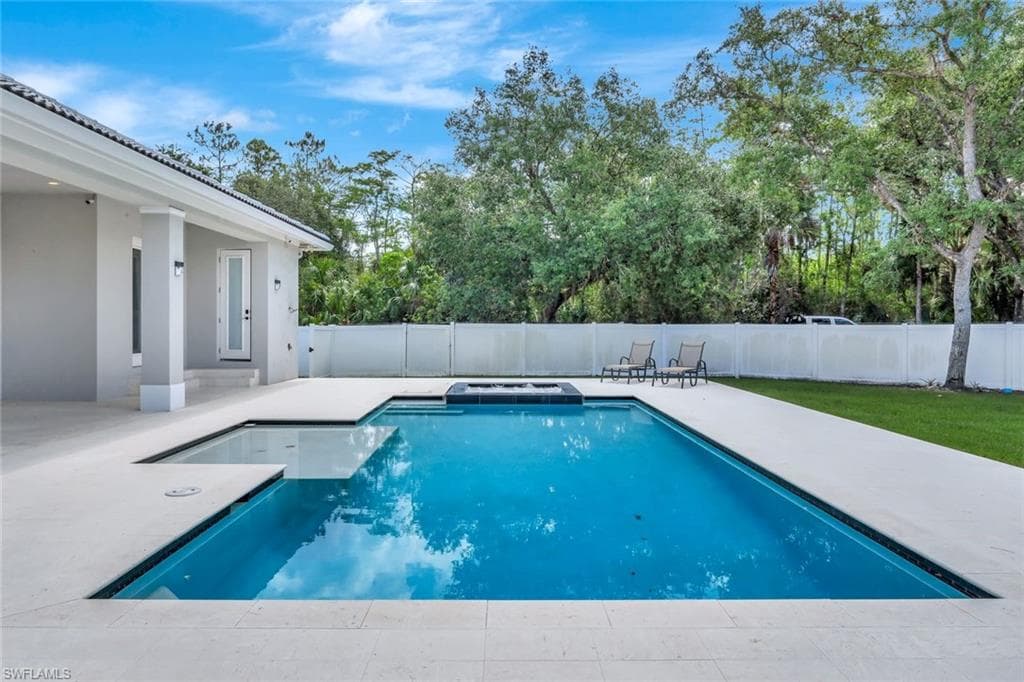 140 37th Ave NW, Naples, FL 34120-29