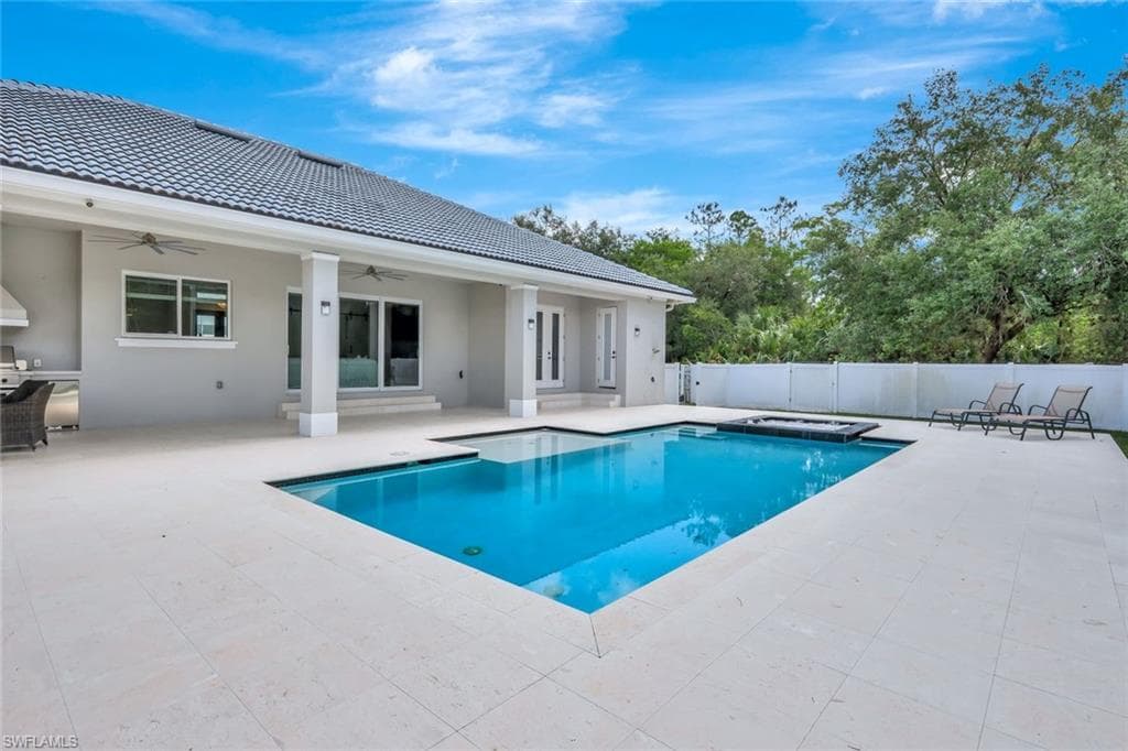 140 37th Ave NW, Naples, FL 34120-30