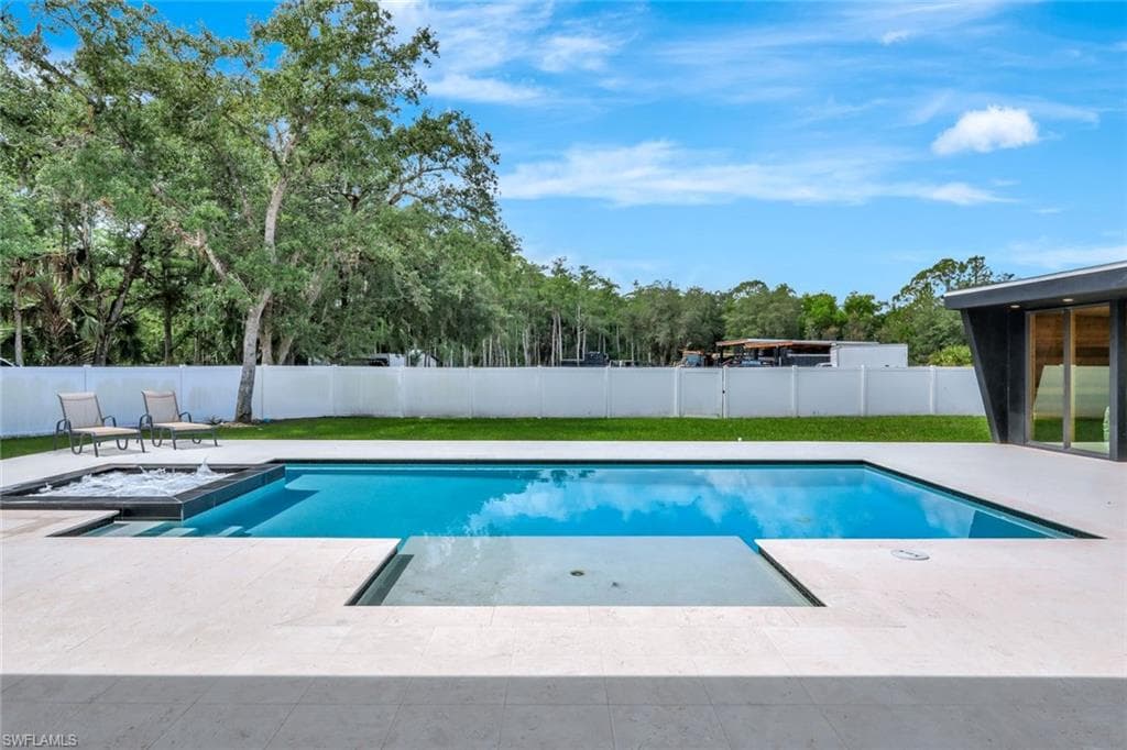140 37th Ave NW, Naples, FL 34120-31