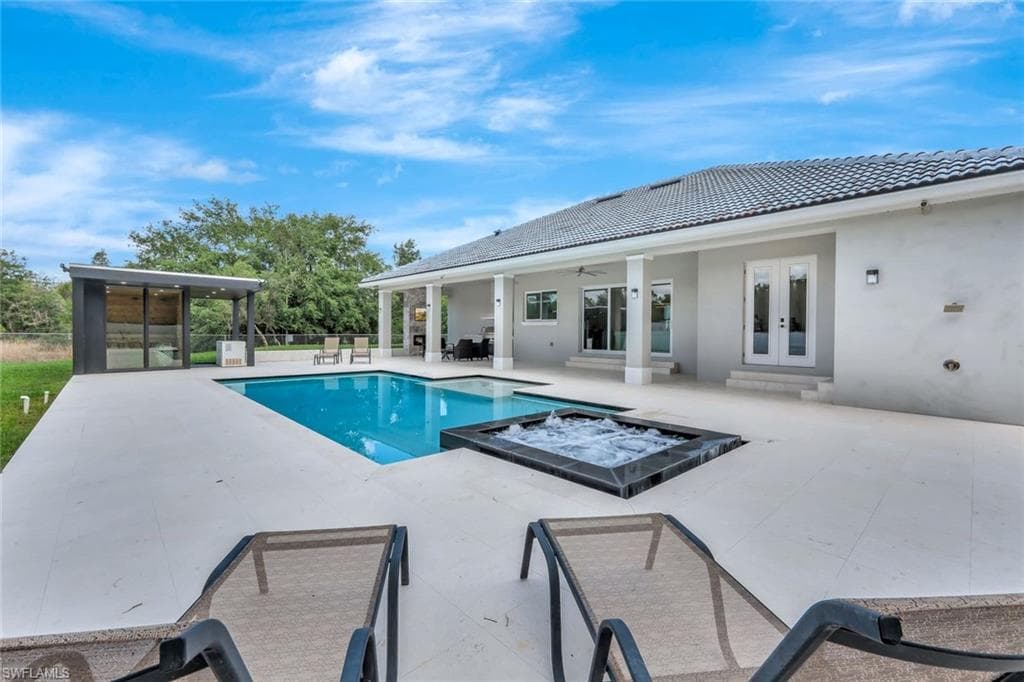 140 37th Ave NW, Naples, FL 34120-32