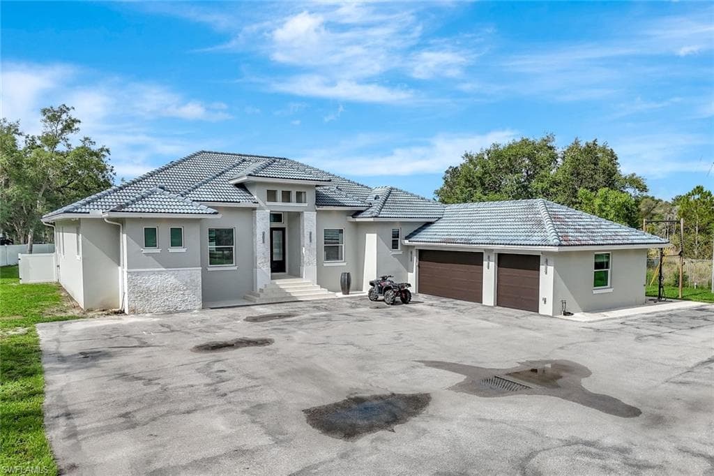 140 37th Ave NW, Naples, FL 34120-39