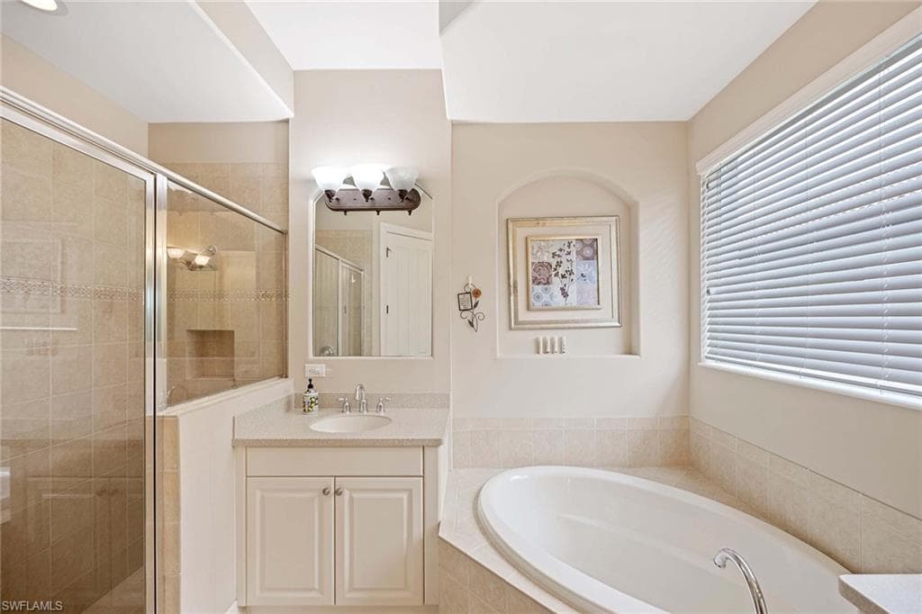 7828 Valencia Ct, Naples, FL 34113-17