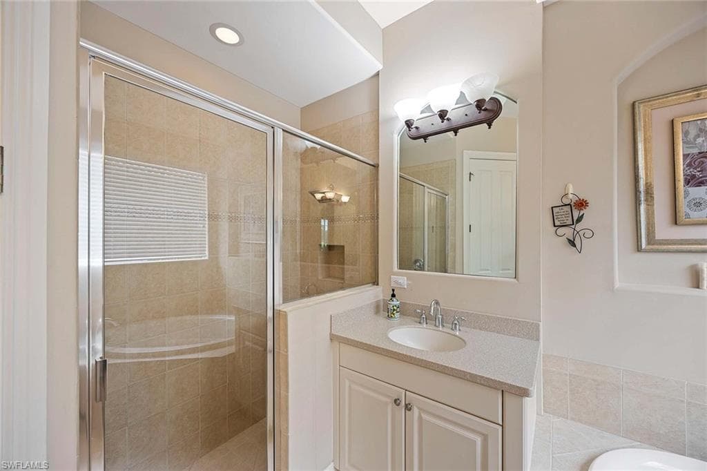 7828 Valencia Ct, Naples, FL 34113-18