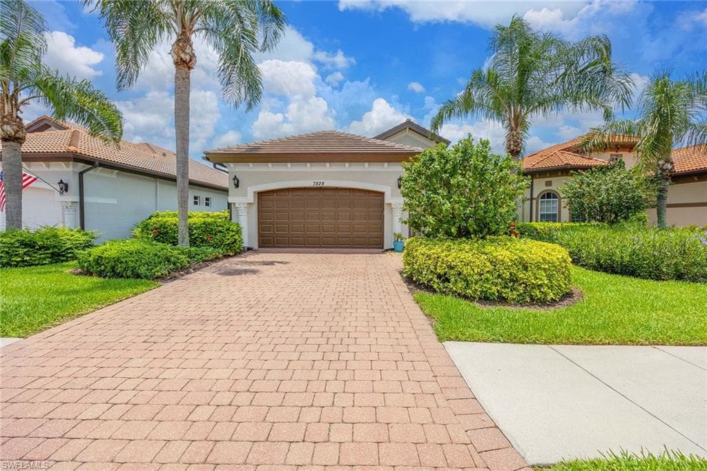 7828 Valencia Ct, Naples, FL 34113-2