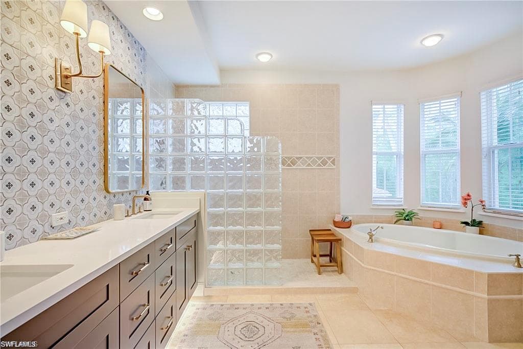 2855 Tiburon Blvd E 102, Naples, FL 34109-19