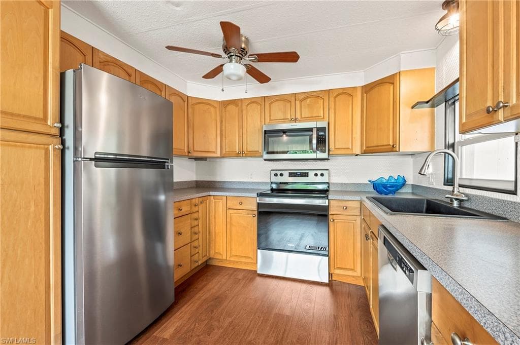 40 Le Mans Dr, Naples, FL 34112-1